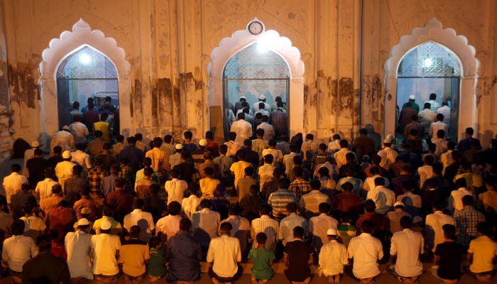 सिब्तैनाबाद मस्जिद : माह ए रमजान का पहला इफ्तार करते रोजेदार