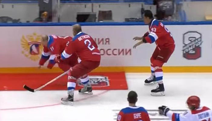 पुतिन ने खेला सद्भावना हॉकी मैच, गिरे मुंह के बल, देखें VIDEO