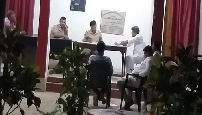 पुलिस ने सपा MLC को हिरासत में लिया, सपा की किन्नर नेता ने जमकर काटा बवाल