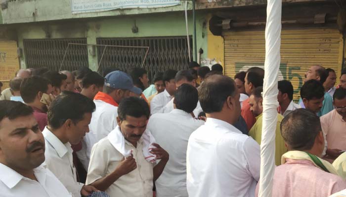 मतगणना स्थल के बाहर BJP कार्यकर्ताओं ने लगाया कैंप, जमकर चल रहा खाना पीना