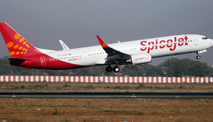 मुंबई: ‘स्पाइसजेट’ का विमान रनवे पर फिसला, कोई हानि नहीं