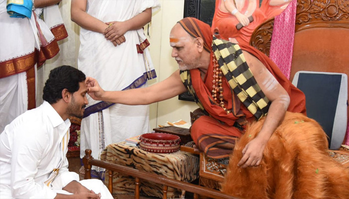 आंध्र के मुख्यमंत्री जगन मोहन रेड्डी ने श्यामला देवी मंदिर में पूजा अर्चना की