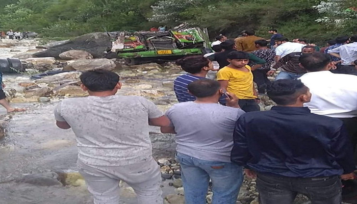 हिमाचल प्रदेश: 500 मीटर खाई में गिरी बस, 27 की मौत, PM मोदी ने जताया दुख