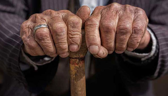 बुजुर्गों के साथ दुर्व्यवहार: बुजुर्गों की देखरेख करने में आड़े आ रही है निराशा और कुंठा