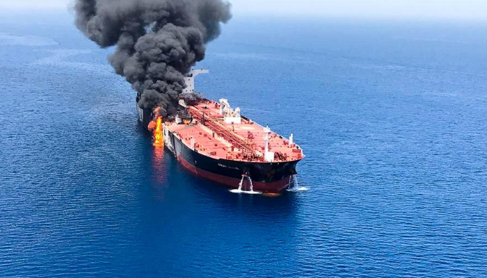 ईरानी तेल टैंकर में विस्फोट, बन सकते हैं युद्ध के हालात