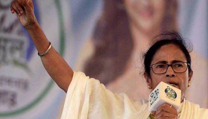 ममता ने BJP को मात देने के लिए खेला बंगाली कार्ड, बयान पर मच सकता है बवाल