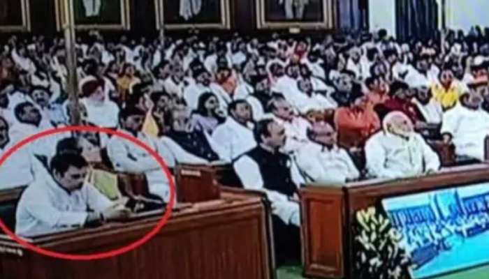 राष्ट्रपति के अभिभाषण के दौरान इसलिए इधर-उधर देख रहे थे राहुल गांधी