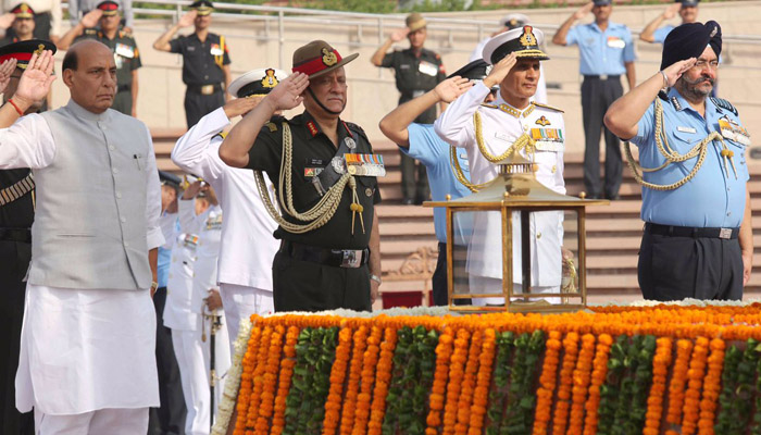 राजनाथ सिंह ने रक्षा मंत्री का पदभार संभाला, अधिकारियों के साथ की बैठक