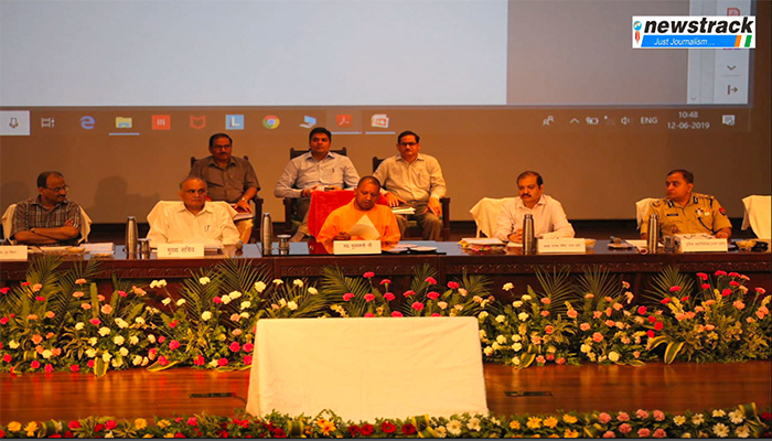 Yogi सरकार ने अधिकारियों के फ़ोन रखवाए, शुरू हुई बैठक