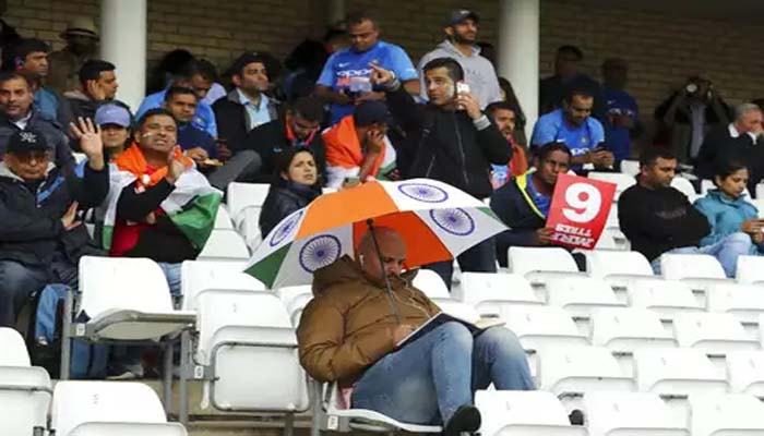 ICC वर्ल्ड कप 2019: भारत-पाकिस्तान मैच बारिश के कारण कुछ देर रुकने बाद अब शुरू