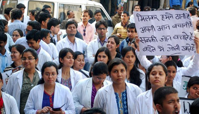 Bengal Doctors Strike : डॉक्टरों से ममता बनर्जी ने की मुलाकात, हड़ताल खत्म करने को कहा