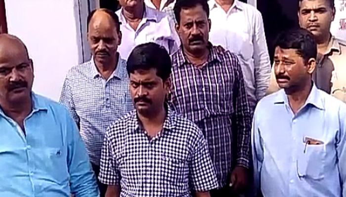 गोरखपुर: एंटी करप्शन की टीम ने लिपिक को घूस लेते रंगे हाथों पकड़ा