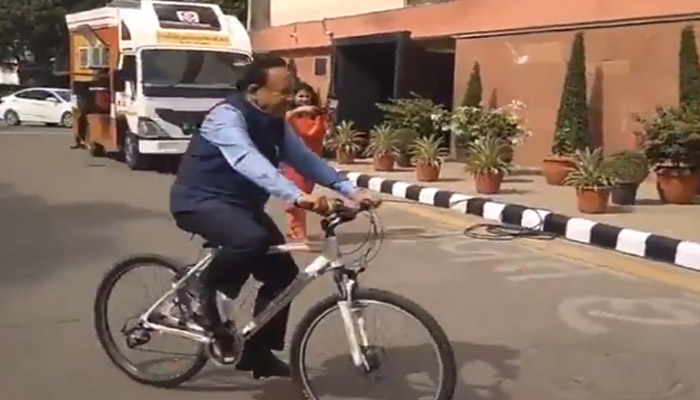डॉ. हर्षवर्धन ने संभाला स्वास्थ्य मंत्री का कार्यभार, साइकिल से पहुंचे दफ्तर