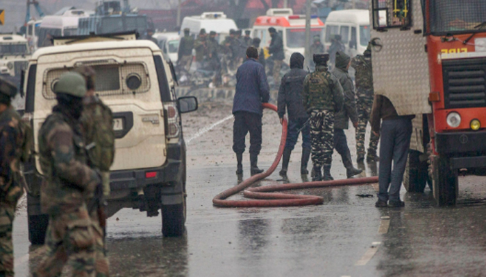 कश्मीर: पुलवामा में सेना के काफिले को IED से उड़ाने की कोशिश, कई जवान घायल