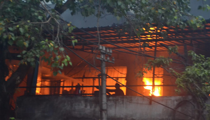 कानपुर: आग की चपेट में आने से पांच फैक्ट्री जलकर हुई बर्बाद