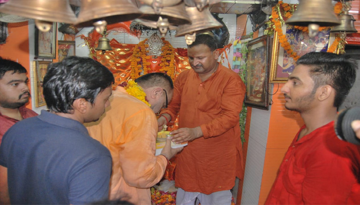 लखनऊ के दक्षिणमुखी हनुमान मंदिर के भंडारे में लोगों को प्रसाद बांटते बुक्कल नवाब