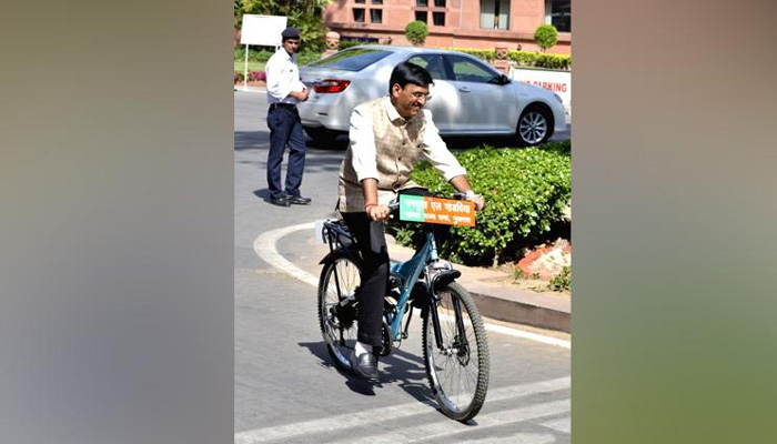 मंत्री पद की शपथ लेने के लिए साइकिल से पहुंचा ये सांसद, जमकर हो रही तारीफ