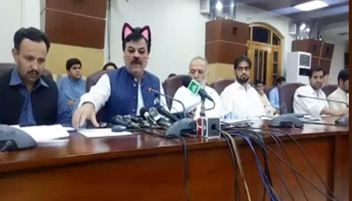 पाकिस्तान: मंत्री कर रहे थे प्रेस कांफ्रेस, फेसबुक लाइव पर बन गए बिल्ली