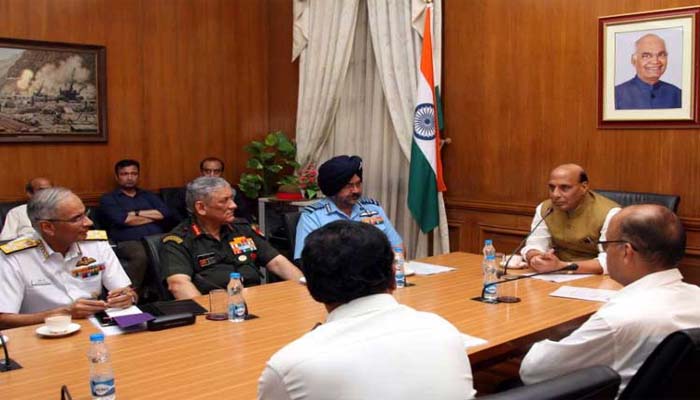 पद संभालने के बाद रक्षा मंत्री राजनाथ सिंह ने तीनों सेनाओं के प्रमुखों के साथ की बैठक