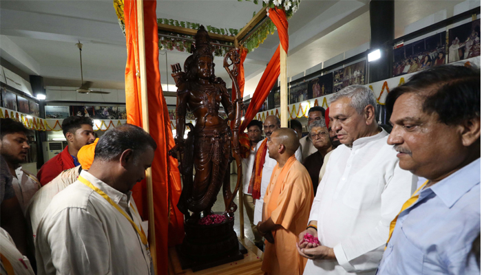 CM योगी आदित्यनाथ पहुंचे अयोध्या, कोदंड राम की प्रतिमा का किया अनावरण