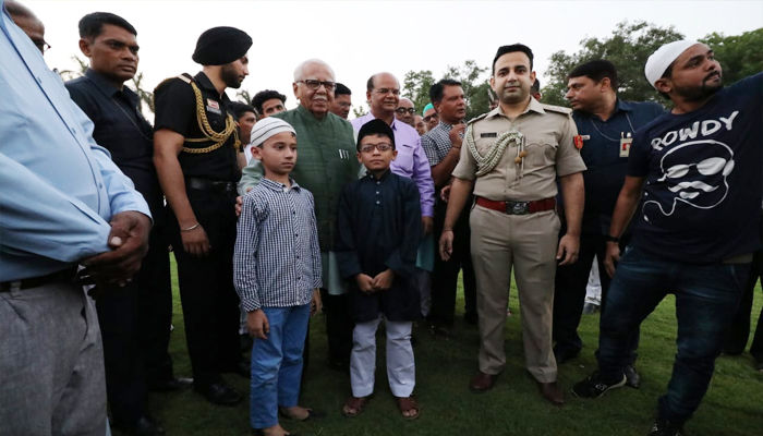 राजभवन में आयोजित रोजा इफ्तार पार्टी में मेहमानों से मिलते राज्यपाल राम नाईक