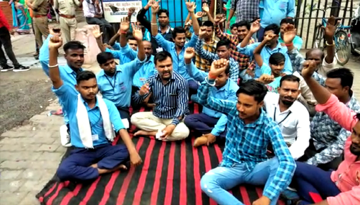 शाहजहांपुर: मेडिकल कॉलेज के बाहर सफाईकर्मियों ने शुरू की हड़ताल