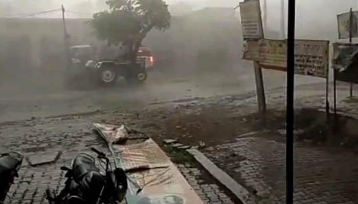 UP: आंधी और बारिश से 19 लोगों की मौत, पीड़ितों को 4-4 लाख मुआवजा देगी सरकार