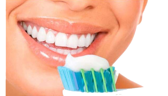टूथपेस्ट का इस्तेमाल करना आपके दांतों को पड़ सकता है भारी, जाने ज़रूरी बातें