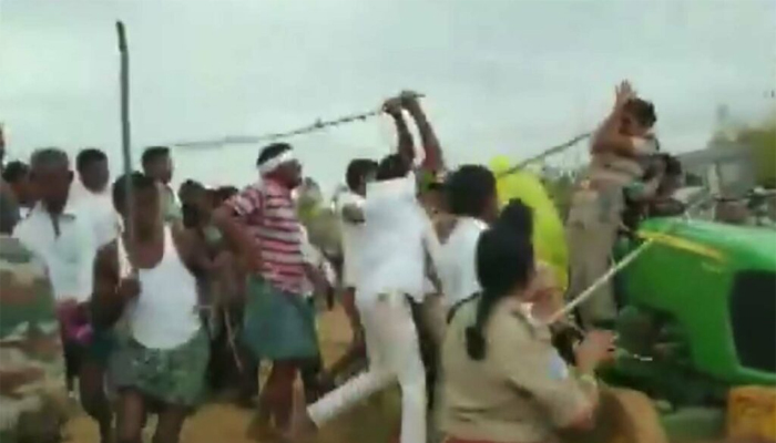 महिला पुलिसकर्मी को बेरहमी से पीटा, सामने आया वीडियो
