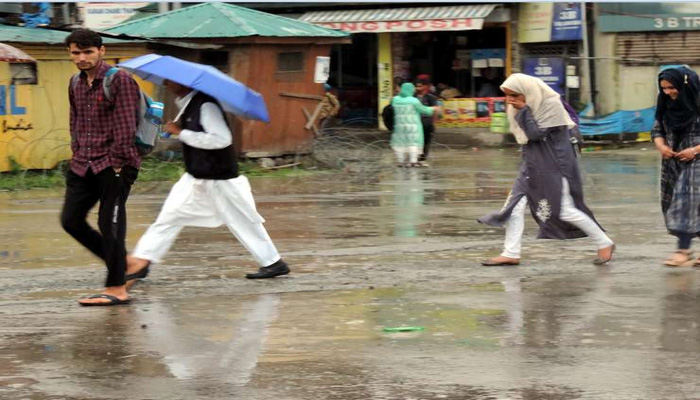 बारिश से भारत के कुछ हिस्सों में पारा गिरा, बिहार में लू लगने से 102 लोगों की मौत