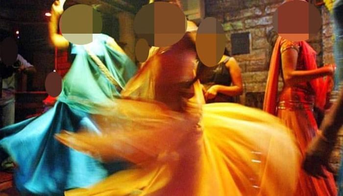 डांस कर रही लड़कियों को बिना कपड़े नाचने के लिए किया मजबूर
