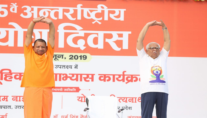 राजभवन में योग दिवस के अवसर पर योग करते CM योगी और राज्यपाल नाईक, देंखे तस्वीरों में