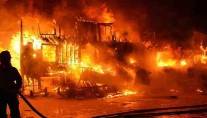 लुधियाना: तीन कपड़ा फैक्ट्री में लगी भीषण आग, पहुंची फायर ब्रिगेड की 30 गाड़ियां