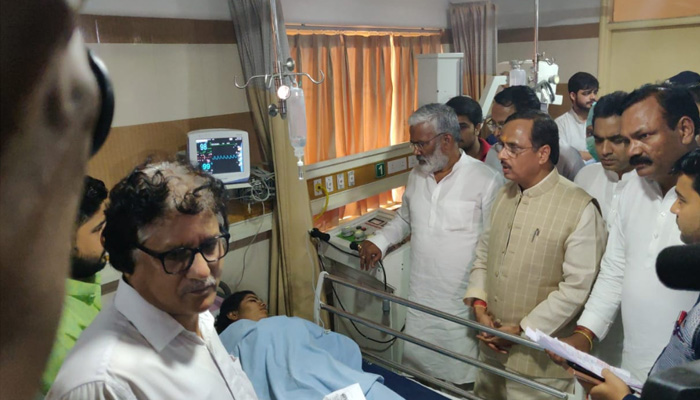 आगरा के अस्पताल में घायलों का हाल पूछते डिप्टी सीएम दिनेश शर्मा व परिवहन मंत्री, देखें तस्वीरें।