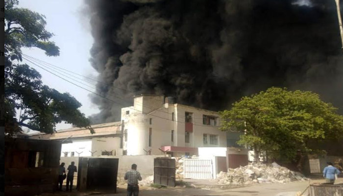 नोएडा: दो फैक्ट्रियों में लगी आग, करोड़ों के नुकसान की आशंका