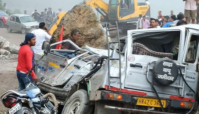 उत्तराखंड: पहाड़ी से गिरे मलबे की चपेट में आया कांवड़ यात्रियों का वाहन, 2 की मौत