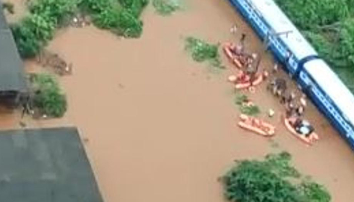 मुंबई: बाढ़ में फंसी है महालक्ष्‍मी एक्‍सप्रेस, सभी यात्रियों को सुरक्षित निकाला गया