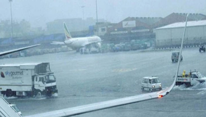 मुंबई में बारिश का सितम, 11 हवाई उड़ानें रद्द, तीन के मार्ग बदले