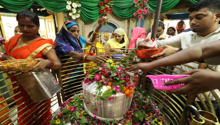 मनकामेश्वर मंदिर से सावन के दूसरे सोमवार की देखें कुछ खास तस्वीरें