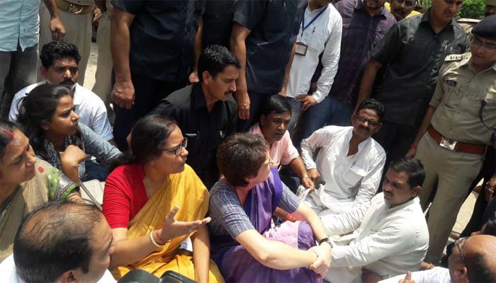 प्रियंका गांधी अब पुलिस हिरासत में, सोनभद्र हत्याकांड को लेकर बैठीं थी धरने पर