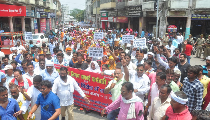 लखनऊ: नगर निगम कर्मचारियों ने अपनी मांगों को लेकर निकाला विशाल जुलूस