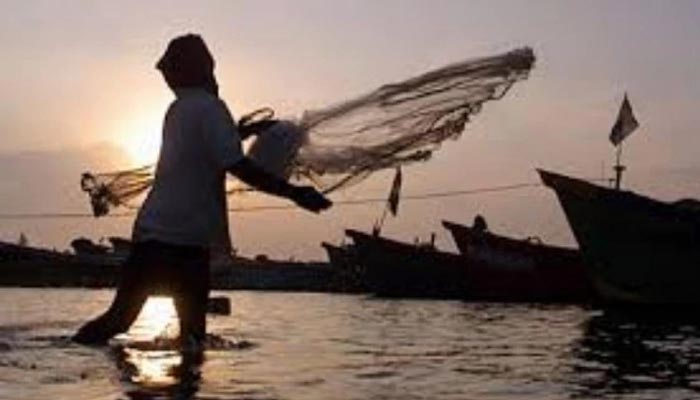 बांग्लादेशी जहाज ने 1 मछुआरे को बचाया, 24 अब भी लापता
