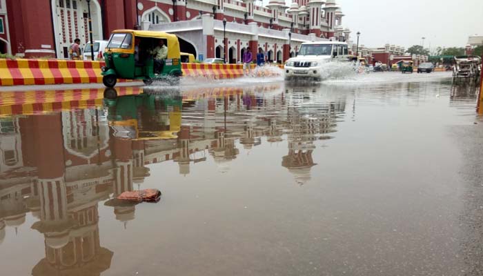 चारबाग स्टेशन पर भारी बारिश से जल भराव देखें तस्वीरें
