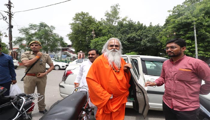 राम मंदिर मुद्दे पर प्रेस कॉन्फ्रेंस करने प्रेस क्लब पहुँचे राम विलास वेदांती