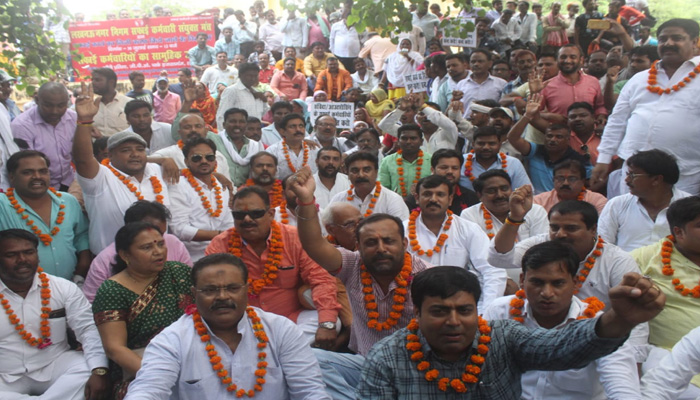नगर निगम कर्मचारी और पार्षद गांधी प्रतिमा पर अपनी मांगों को लेकर कर रहे प्रदर्शन