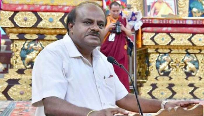 कर्नाटक सरकार पर संकट के बादल छाए, 8 विधायक इस्तीफा देने पहुंचे