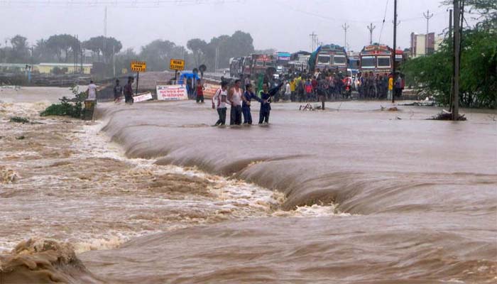 गुजरात में भीषण बारिश का कहर, आगामी 48 घंटे आफत के