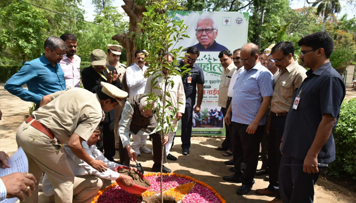 देंखे तस्वीरों में, जल महोत्सव के अवसर पर गवर्नर राम नाईक ने राजभवन में पौधा रोपण किया