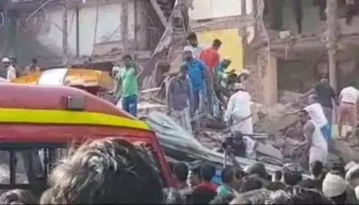 मुम्बई दुखद हादसा, 4 मंजिला इमारत गिरी, 40 से ज्यादा के फंसे होने की आशंका
