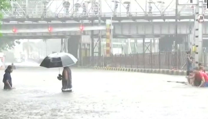 मुंबई: जोरदार बारिश की वजह से डूब गया पुलिस स्टेशन
